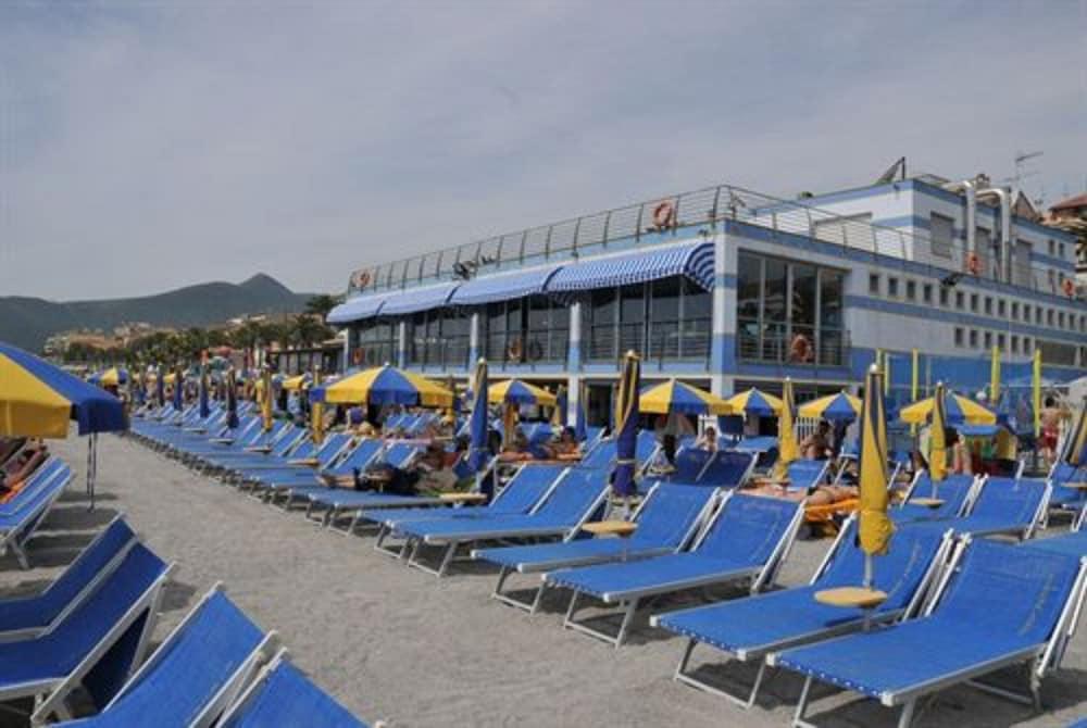 Ai Pozzi Village Resort & Spa Лоано Экстерьер фото