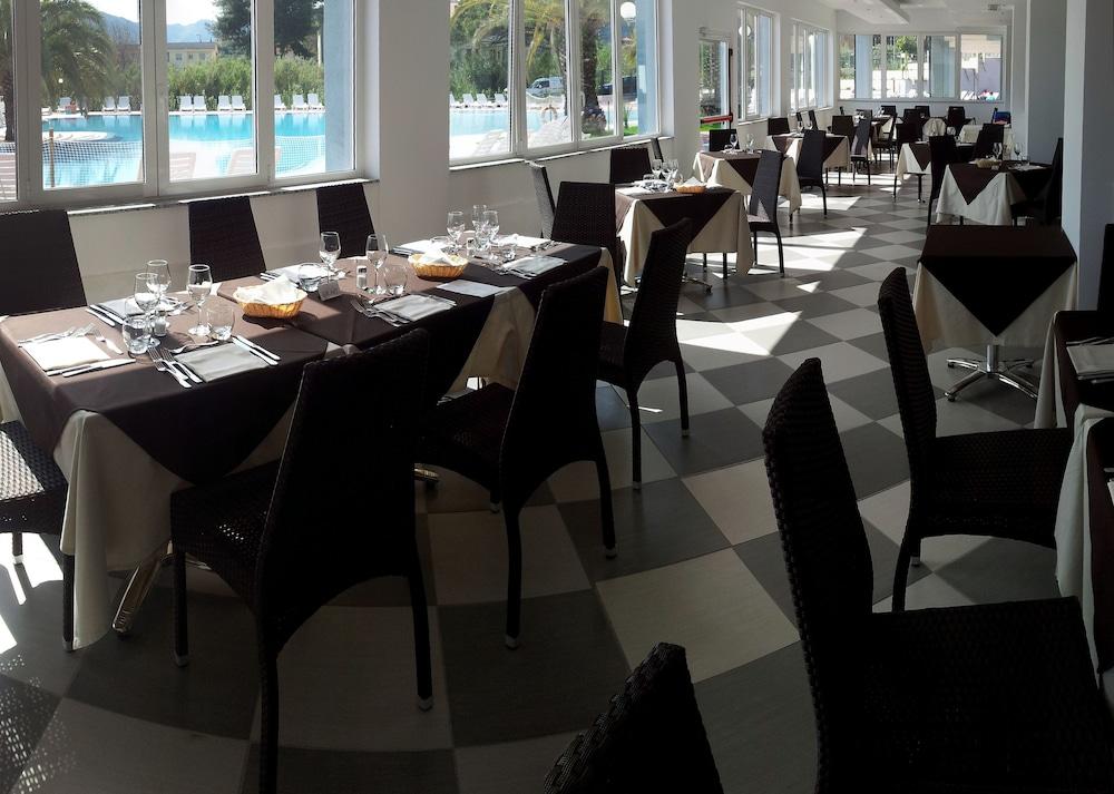 Ai Pozzi Village Resort & Spa Лоано Экстерьер фото