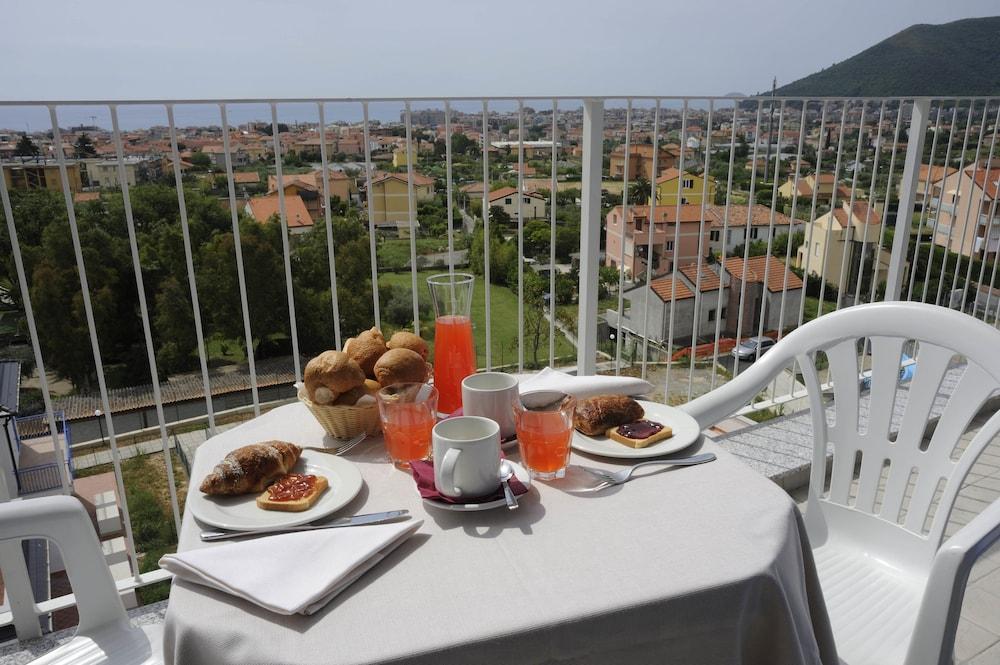 Ai Pozzi Village Resort & Spa Лоано Экстерьер фото