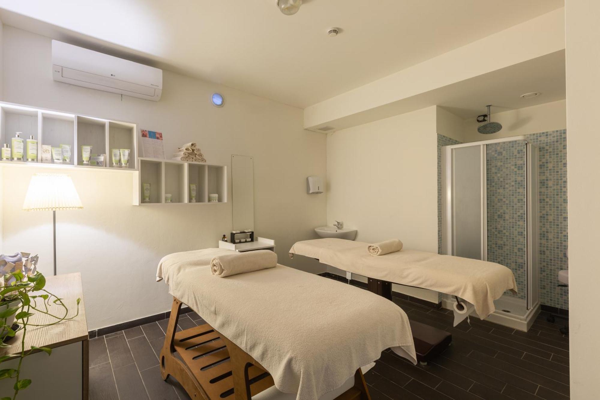 Ai Pozzi Village Resort & Spa Лоано Экстерьер фото